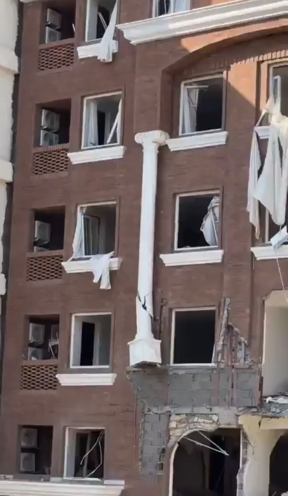 伊朗阿巴斯港一座多層建築發生猛烈爆炸。 X@boiahentone