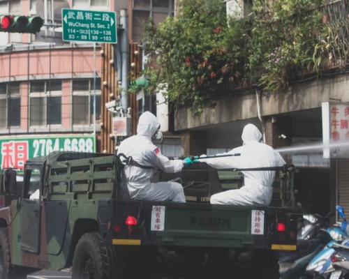 化學兵在台北市萬華區進行消毒狀況。網上圖片