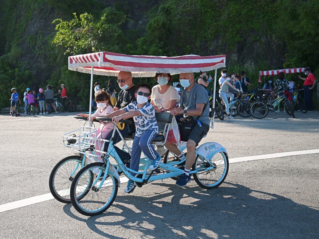 大美督迫滿踩單車遊人 。