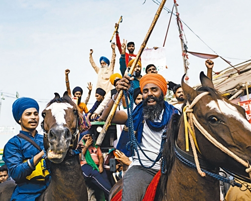 ■新德里以北的辛胡村农民，周五庆祝政府撤销农业三法。