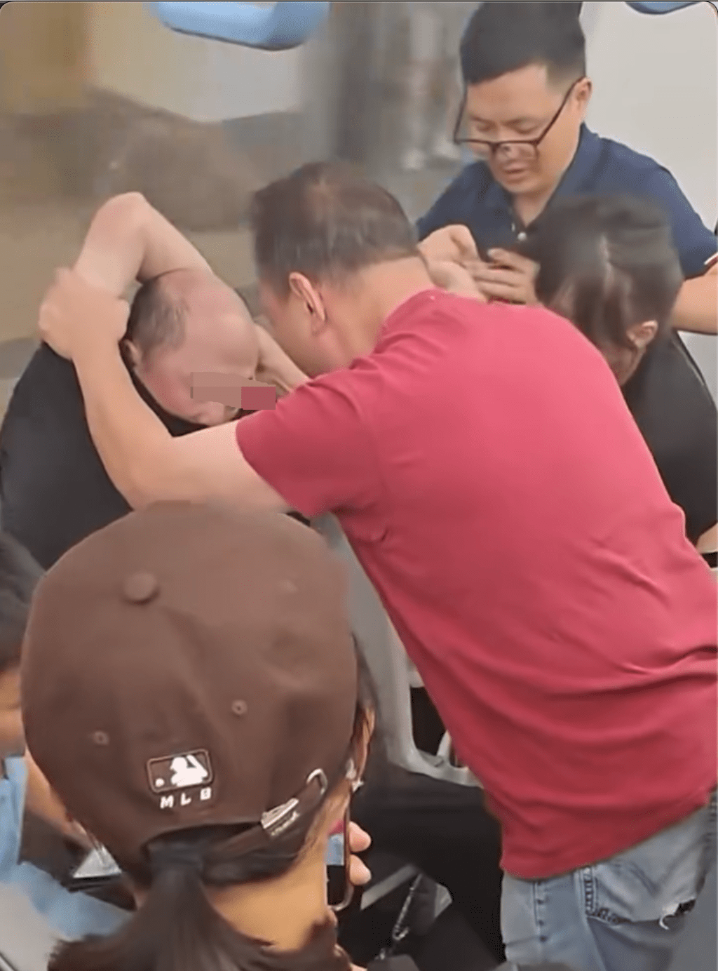 禿頭男被紅衣男壓在座位上。網片截圖 禿頭男被紅衣男壓在座位上。網片截圖