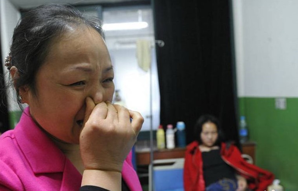 母亲看见小雯的伤势泣不成声。网图