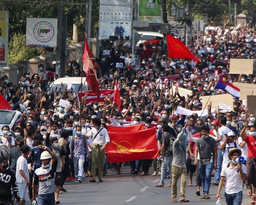 缅甸人民再度集会，谴责政变让已经进行10年的民主改革中断。AP相片