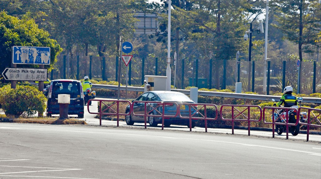 押送兩名疑犯的警方車輛,由交通警開路前往天水圍警署。