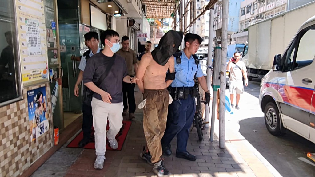 窃匪与警对峙三小时后被擒获。 窃匪与警对峙三小时后被擒获。