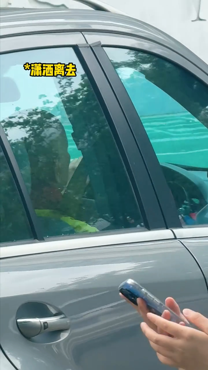 訪問結束後,羅家英瀟灑地駕車離去,盡顯老頑童本色。 訪問結束後,羅家英瀟灑地駕車離去,盡顯老頑童本色。