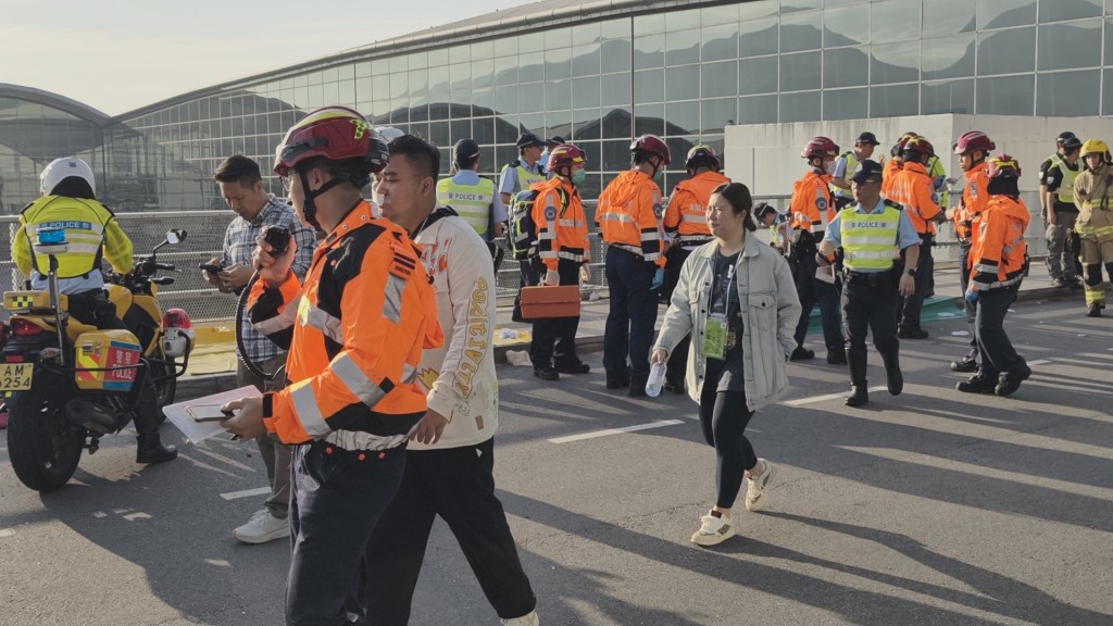 多名傷者席地而坐待救。黃文威攝 多名傷者席地而坐待救。黃文威攝