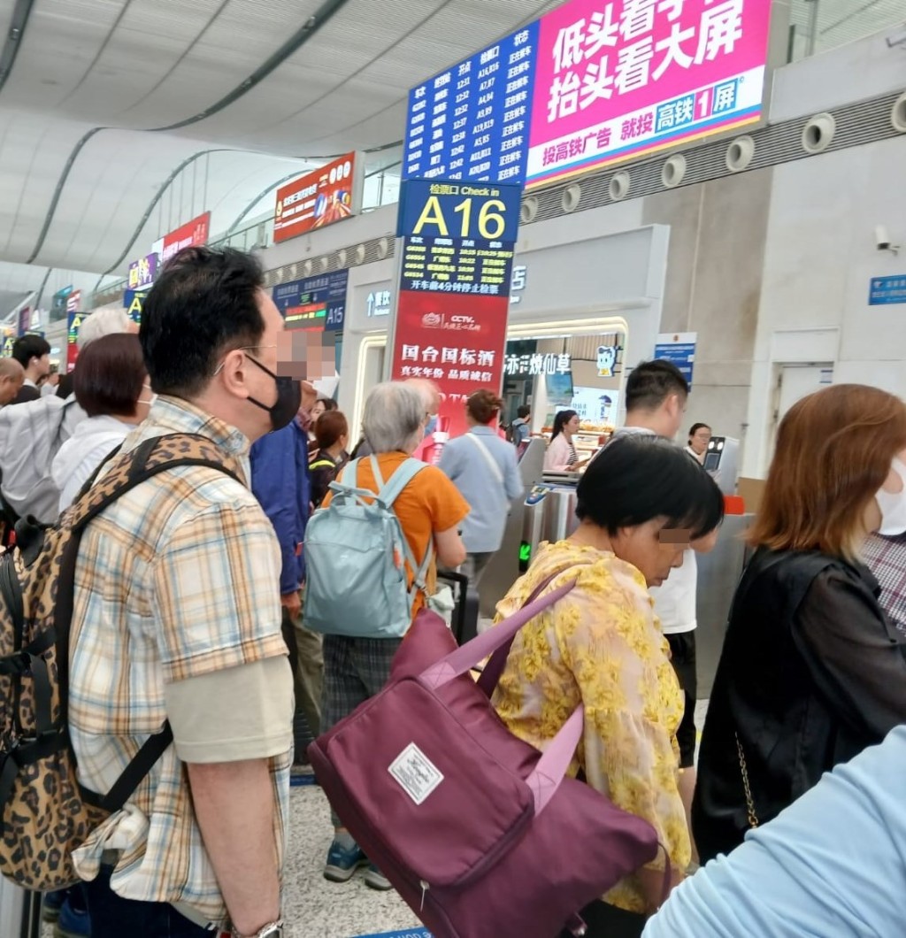 在深圳北站候車廳的大電視留意轉乘班次的驗票口，按時排隊入閘即可。