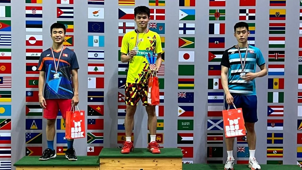 吳英倫(右)奪得克羅地亞賽男單銅牌。 香港羽毛球總會圖片
