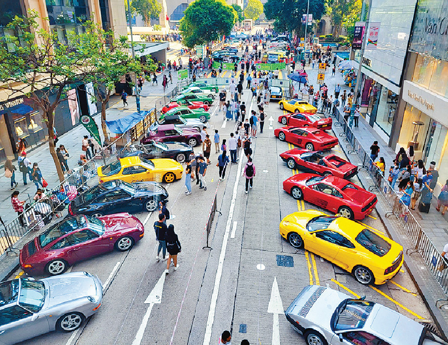 ■95輛老爺車擠滿了三段遮打道,場面壯觀。 ■95輛老爺車擠滿了三段遮打道,場面壯觀。