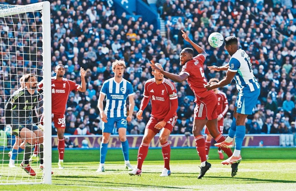 韋碧克(右)為白禮頓先開紀錄。