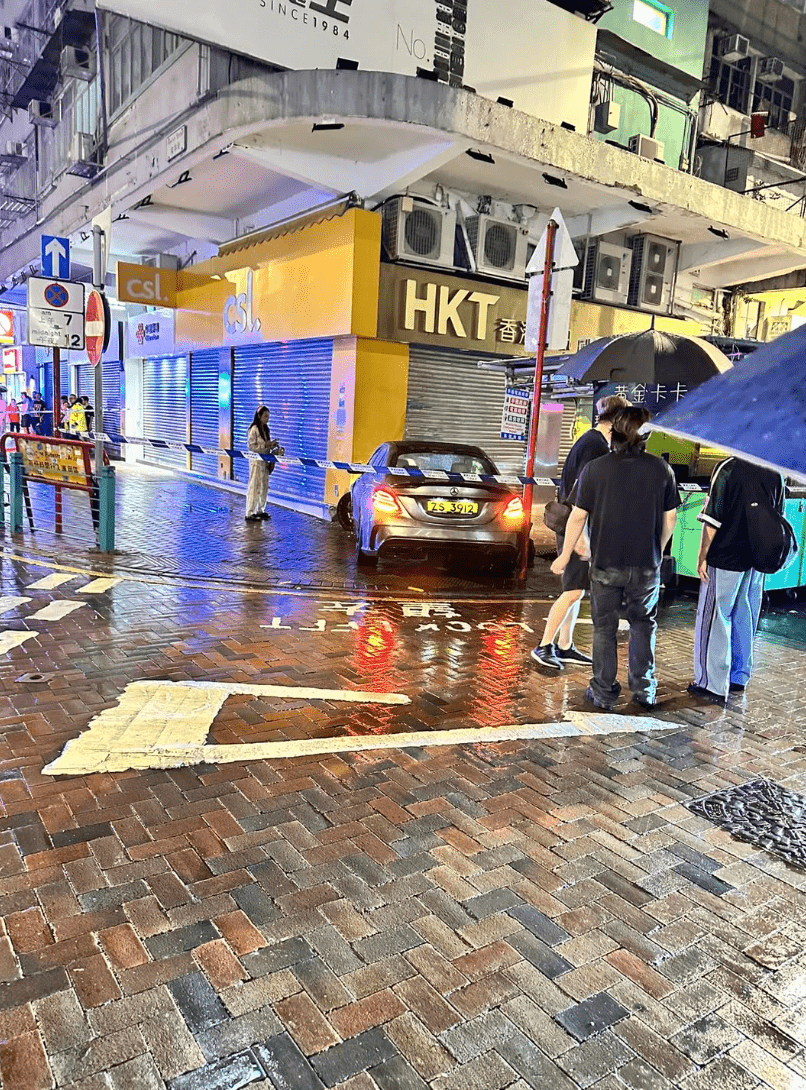 私家車衝上行人路,撼到一間電訊公司外牆才停下。fb@PassionateFlamingo6476 私家車衝上行人路,撼到一間電訊公司外牆才停下。fb@PassionateFlamingo6476