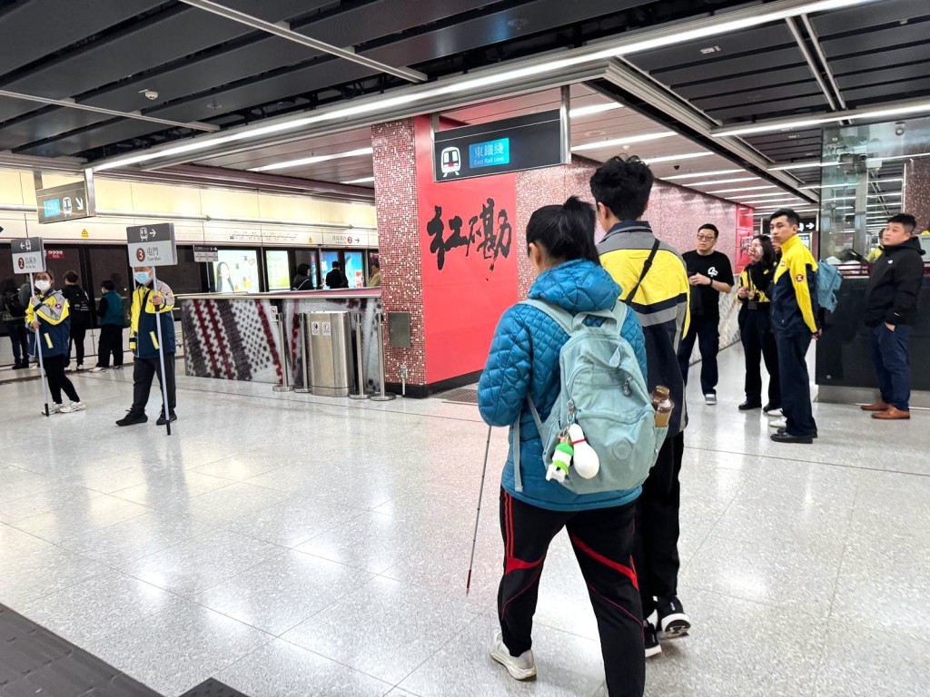港鐵在特別服務安排下，亦顧及有特別需要的乘客，例如視障乘客。