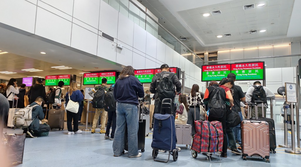 預料明日將是內地旅客的入境高峰。資料圖片