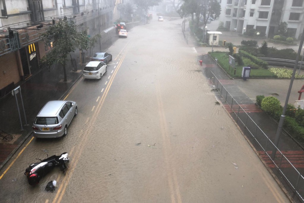杏花邨海水倒灌,近海邊公園和道路水浸。
