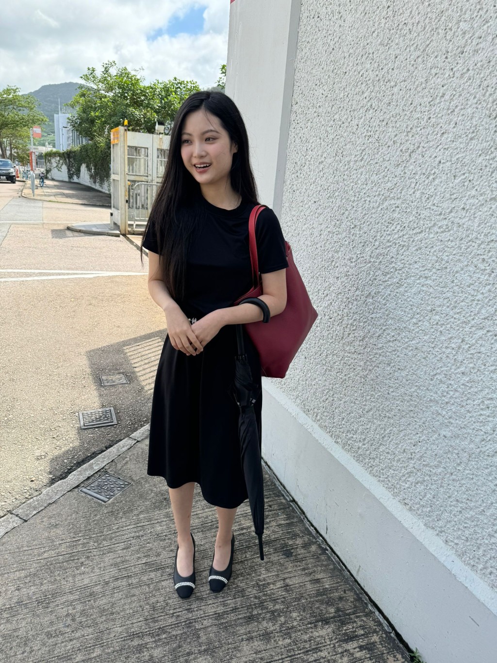 Annabel 20岁，来自深圳，在香港读中学，准备到纽约读大学选修金融，才艺方面懂得弹琴