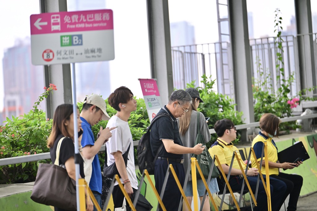 在港鐵何文田站，乘客可前往B2出口搭乘8號九巴免費巴士，有數名港鐵職員在場協助乘客。陳極彰攝