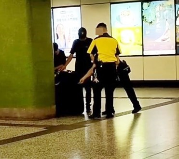 上載的短片則見黑衣男正接受職員查問;而 原本張開的高過人床褥,已被摺疊成一半。Threads截圖 上載的短片則見黑衣男正接受職員查問;而 原本張開的高過人床褥,已被摺疊成一半。Threads截圖
