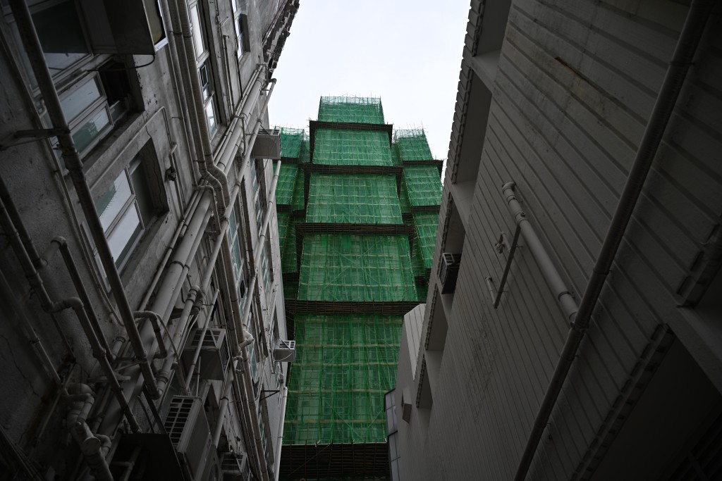 負責人表示，現有棚網符合英國標準，故無需拆卸。