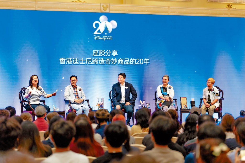 （左起）香港迪士尼樂園度假區傳訊及公共事務副總裁黎珮珊Anita、商品營運綜合策劃經理陳偉賢Justin、商品總監顧正偉David、商品策劃經理邵凱諾Rinky、商品創作設計經理馮敏琪Ki。