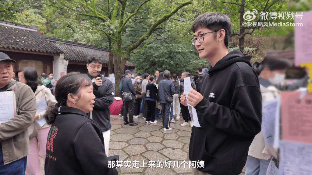 Tim(潘天鴻)前往杭州「相親角」推銷自己,卻遭遇滑鐵盧。 Tim(潘天鴻)前往杭州「相親角」推銷自己,卻遭遇滑鐵盧。