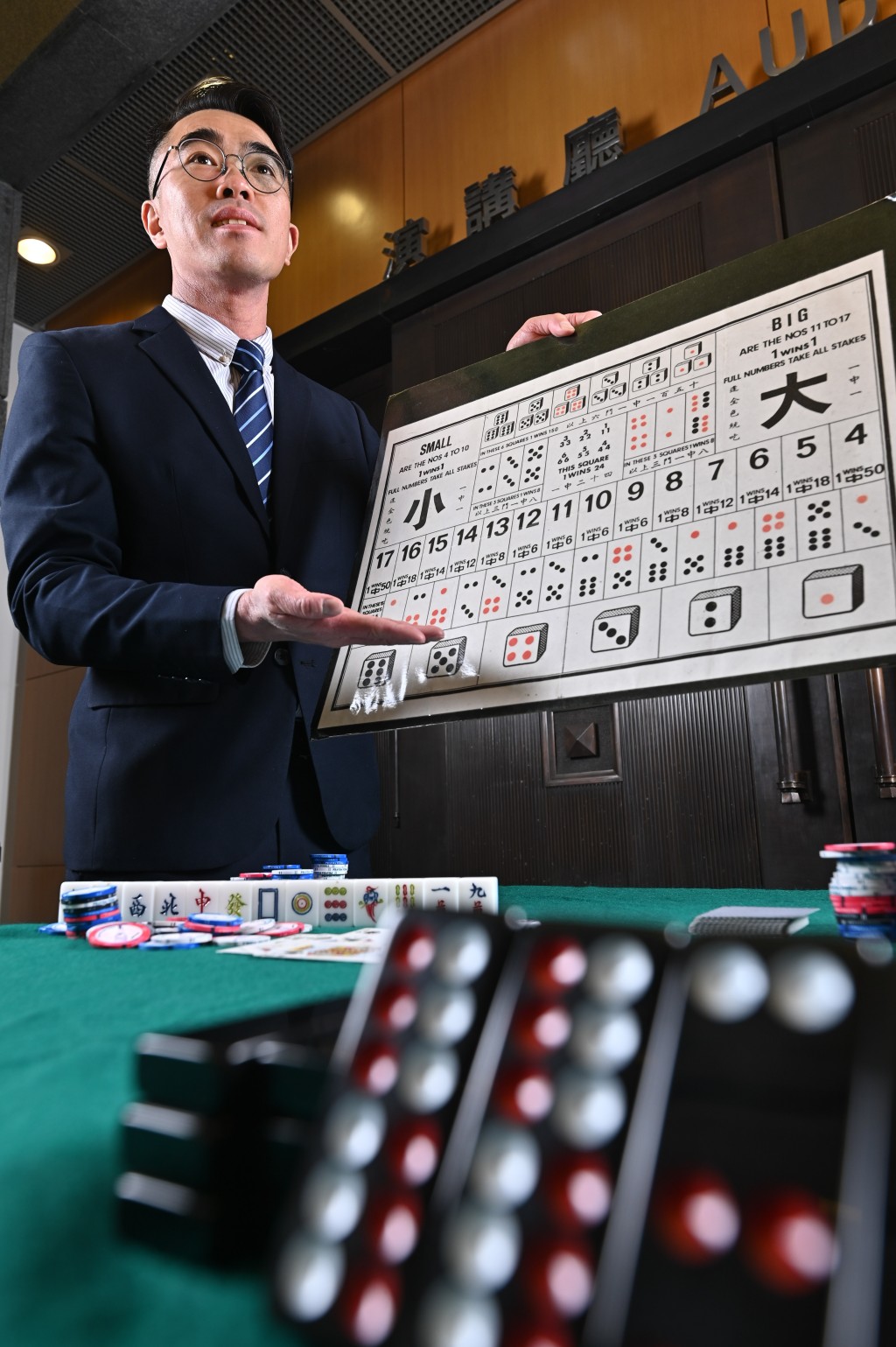 「賭博專家」成員會鑽研各類賭博的相關知識，包括玩法和技巧，賭徒的慣用術語和俚語、出千手法等。