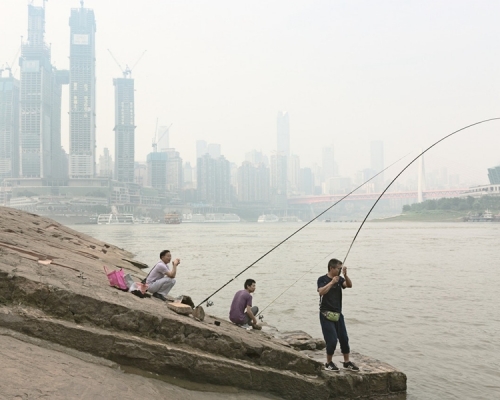 曾祥明15年來躲在江邊以釣魚賣魚維生。網圖 (與涉事者無關)