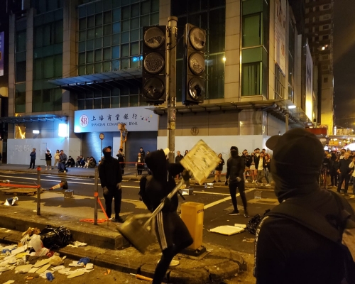 當晚旺角有示威者堵路。資料圖片