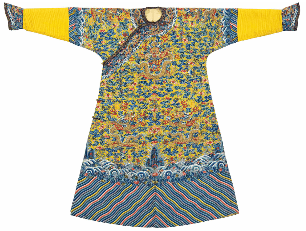 清嘉慶—御製緙絲金龍十二章龍袍，成交價 USD 756,500，佳士得圖片