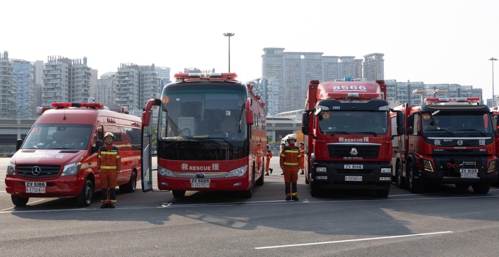 取得粵港兩地跨境消防車配額的四台廣東省消防車以「兩地牌」於深圳灣口岸直接過關到港參與演練。