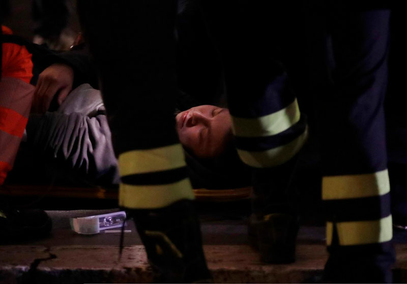 涉事地铁站要关闭，多辆救护车到场将伤者送院。AP