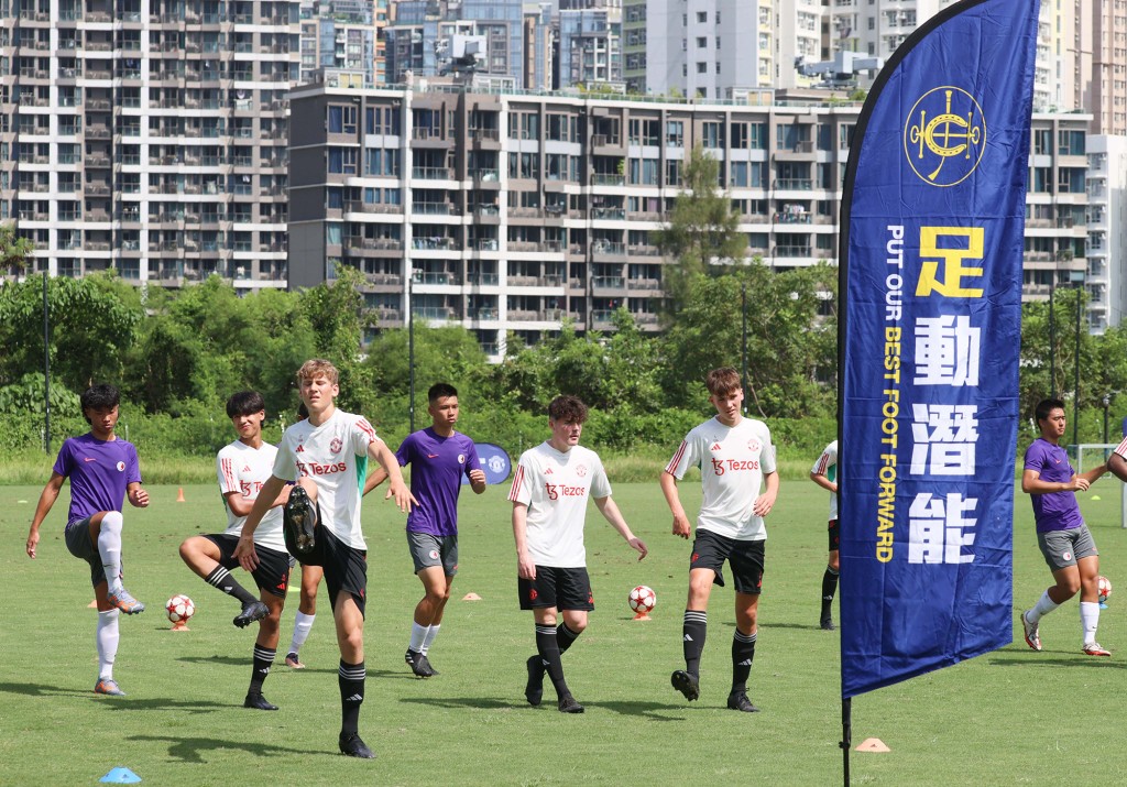 两队于赛马会香港足球总会足球训练中心进行训练。