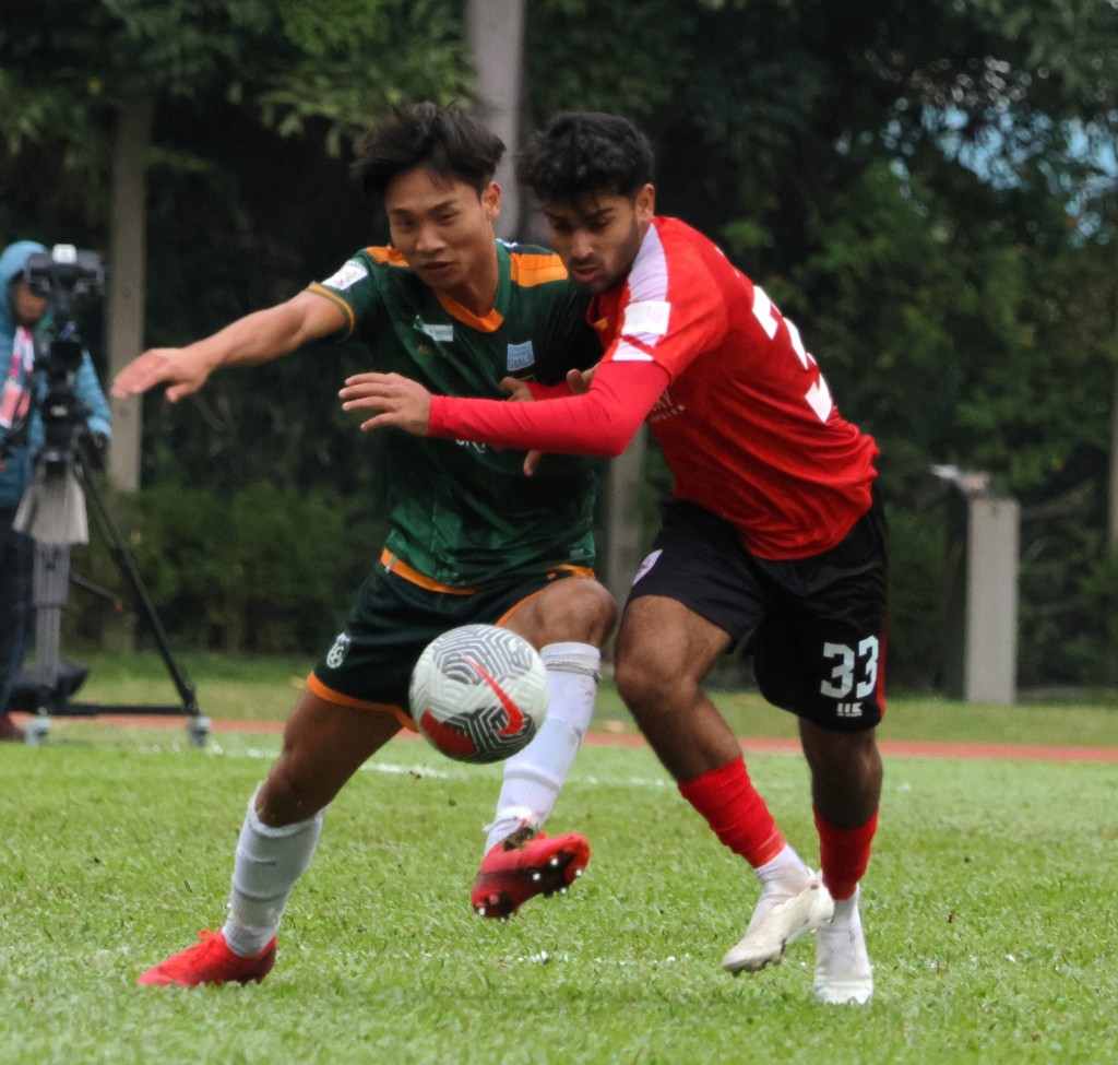 香港U23的宏愷志（右）力迫對手。（陸永鴻攝）