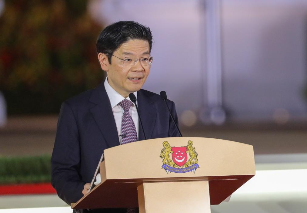 新加坡部长级官员下月加薪，总理年薪上调64%。 新华社