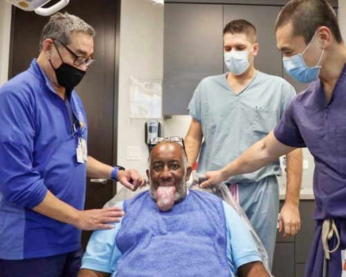 美國有新冠患者康復後患上「巨舌症」。網圖