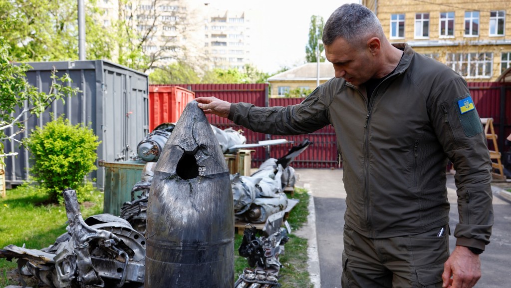 基輔市長克里奇科（Vitali Klitschko）曬「匕首」殘骸，但專家認為彈頭大小不對，若是真的「匕首」彈頭應比人高。 路透社