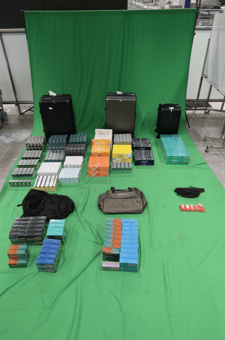 海關在五一黃金周期間，破獲兩宗機場走私香煙案，拘捕3男，檢共市值$35萬貨。海關圖片