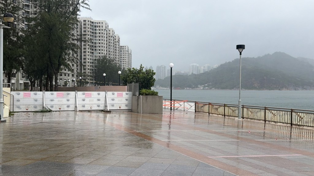 杏花村海濱附近戶外設施，已加裝防水閘板。