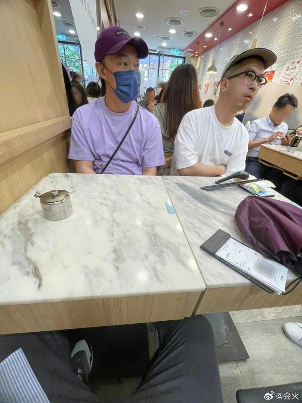 陳奕迅早前到茶餐廳食飯要搭枱，網民因為拍攝令照片變形，導致陳奕迅看起來好憔悴。