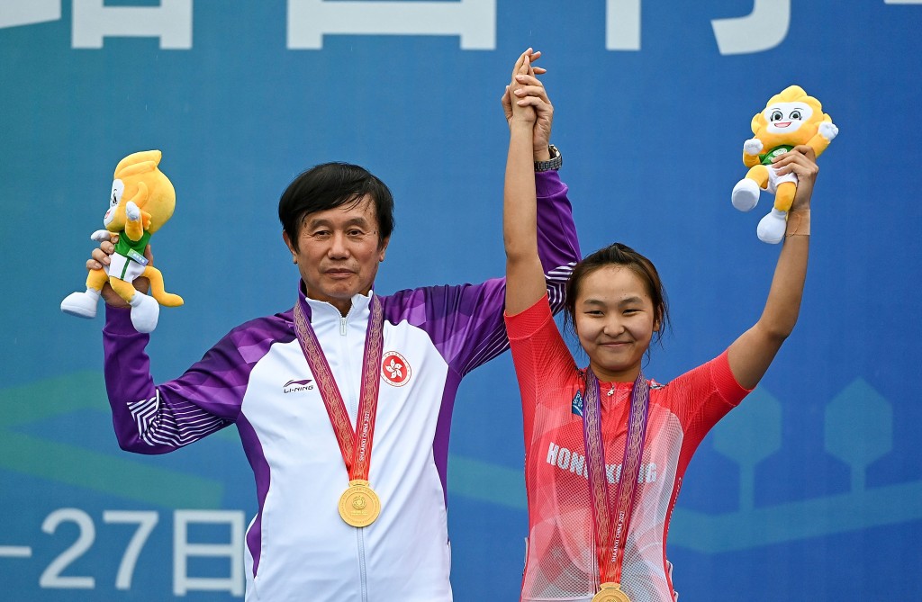 全運會金牌，和沈金康教練一同舉手慶祝。 