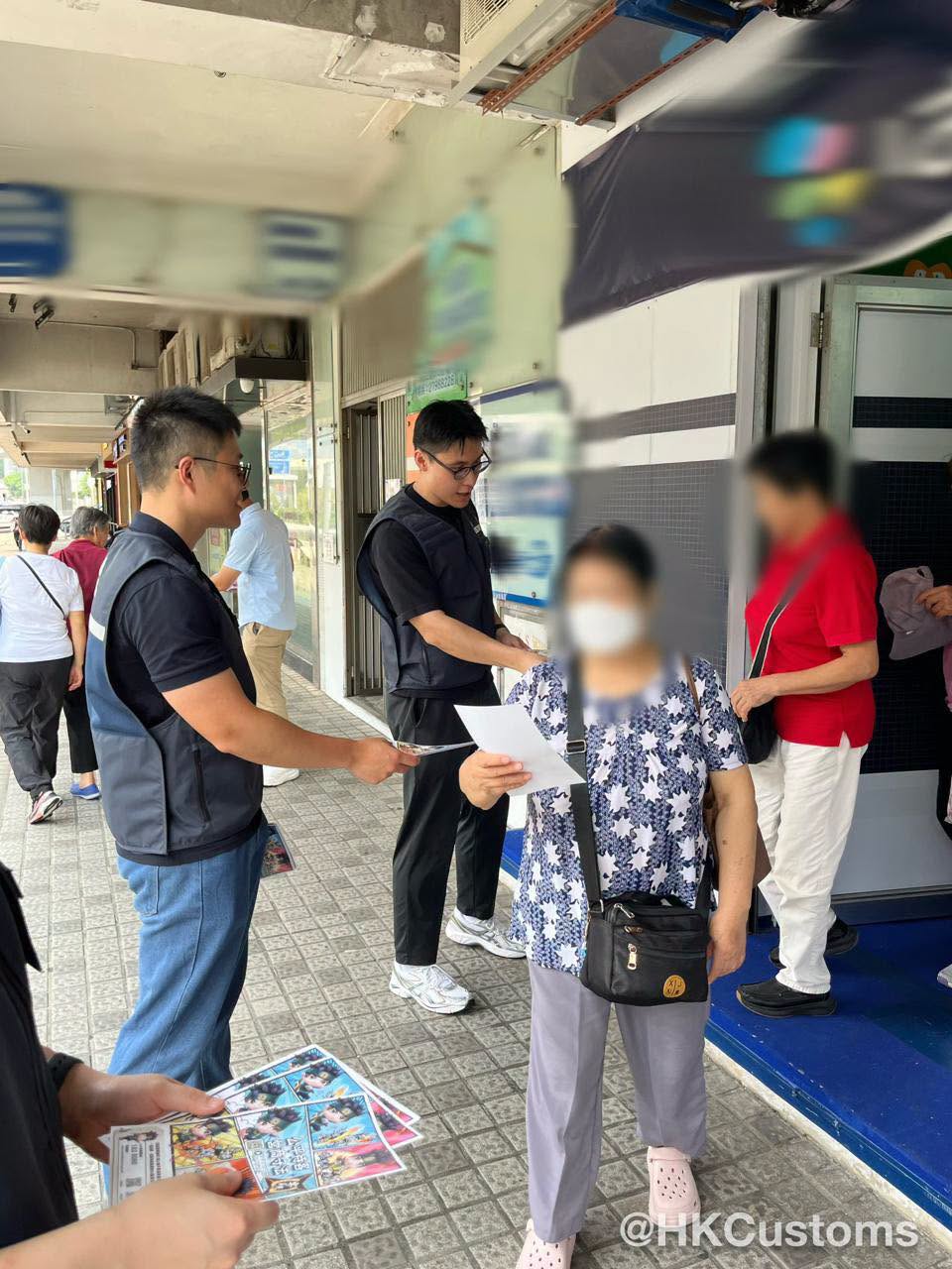 海關和地區人士向區內長者派發宣傳單張,希望藉此提高長者精明消費意識。 海關和地區人士向區內長者派發宣傳單張,希望藉此提高長者精明消費意識。