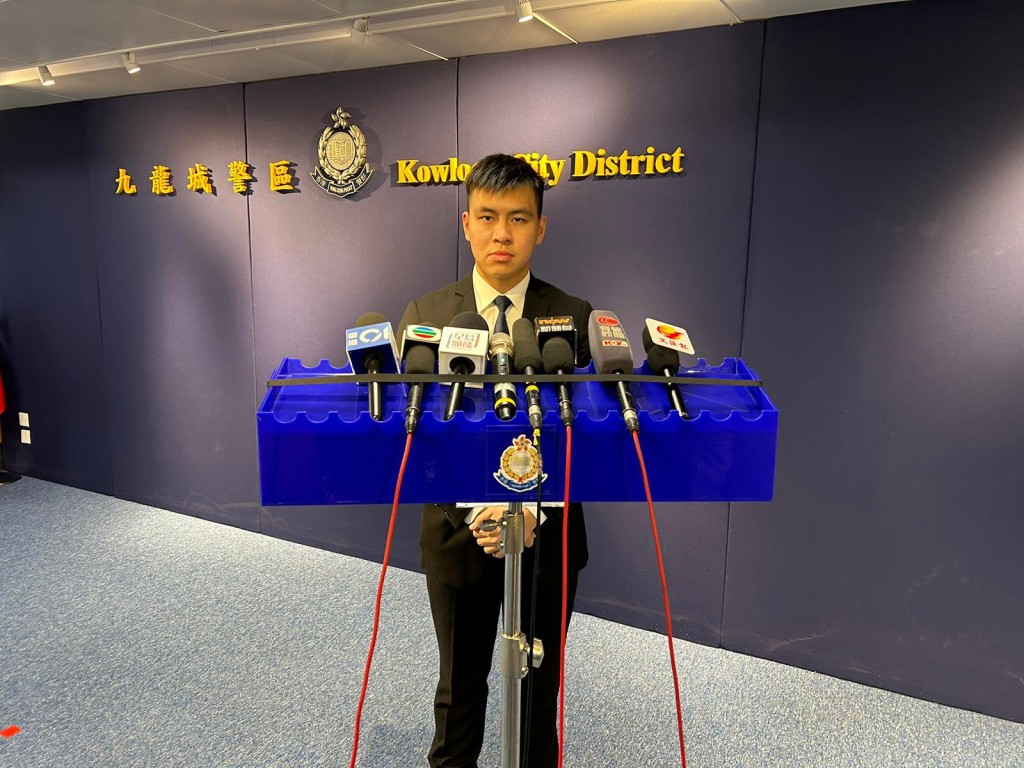 九龙城警区刑事调查队第五队主管侦缉督察吴泓轩交代案情。 九龙城警区刑事调查队第五队主管侦缉督察吴泓轩交代案情。