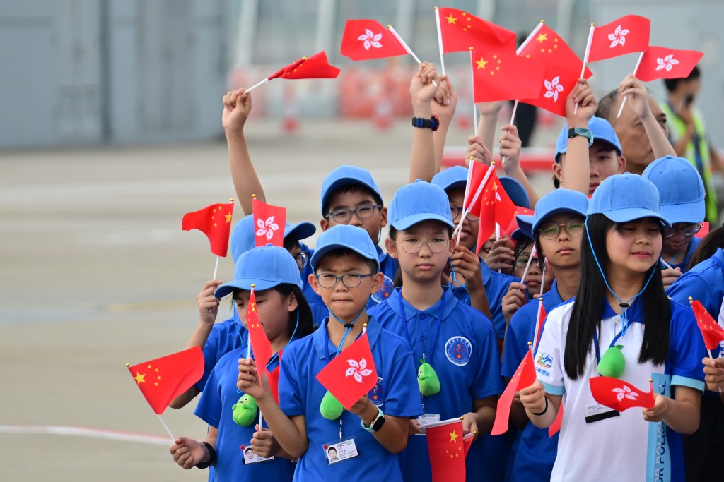 大批学生前来接机。陈极彰摄