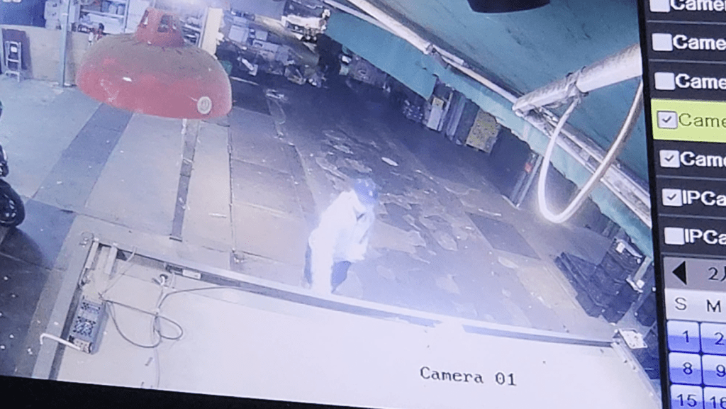 當確認現場無人後,他迅速上前向雪櫃淋潑白油。黎志偉攝 當確認現場無人後,他迅速上前向雪櫃淋潑白油。黎志偉攝