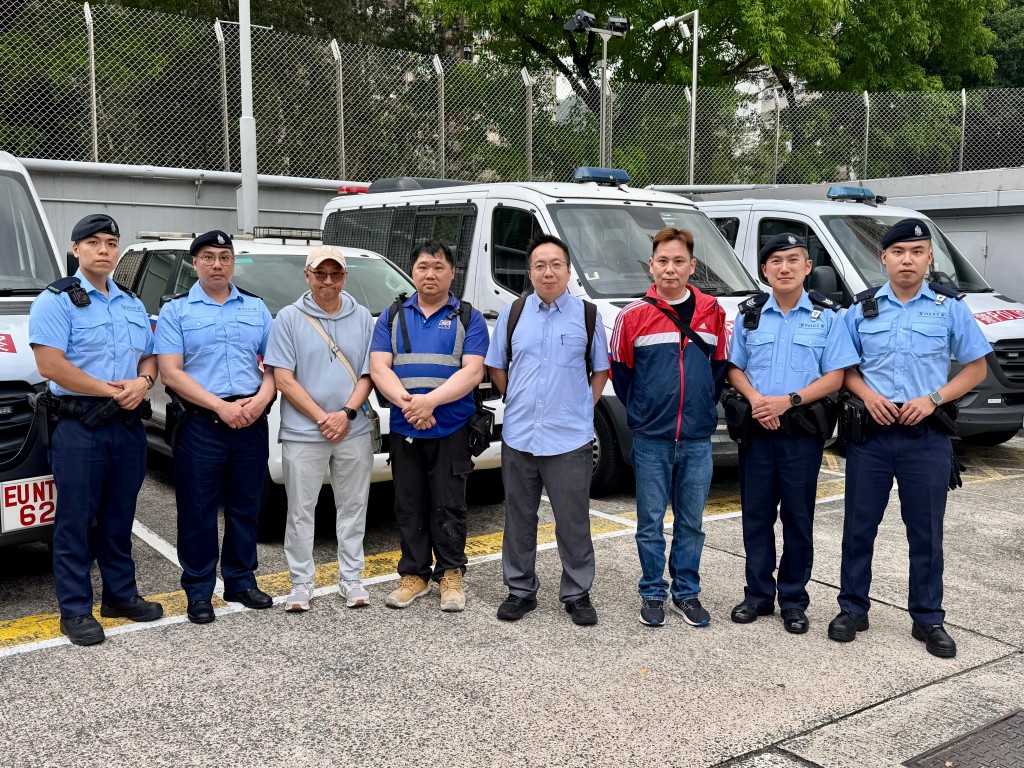 鄞大德、霍偉成、黃俊傑及黃文傑(左三至左六)前年目睹一宗嚴重傷人案，4人挺身而出與持刀兇徒周旋，最終合力將其制服。