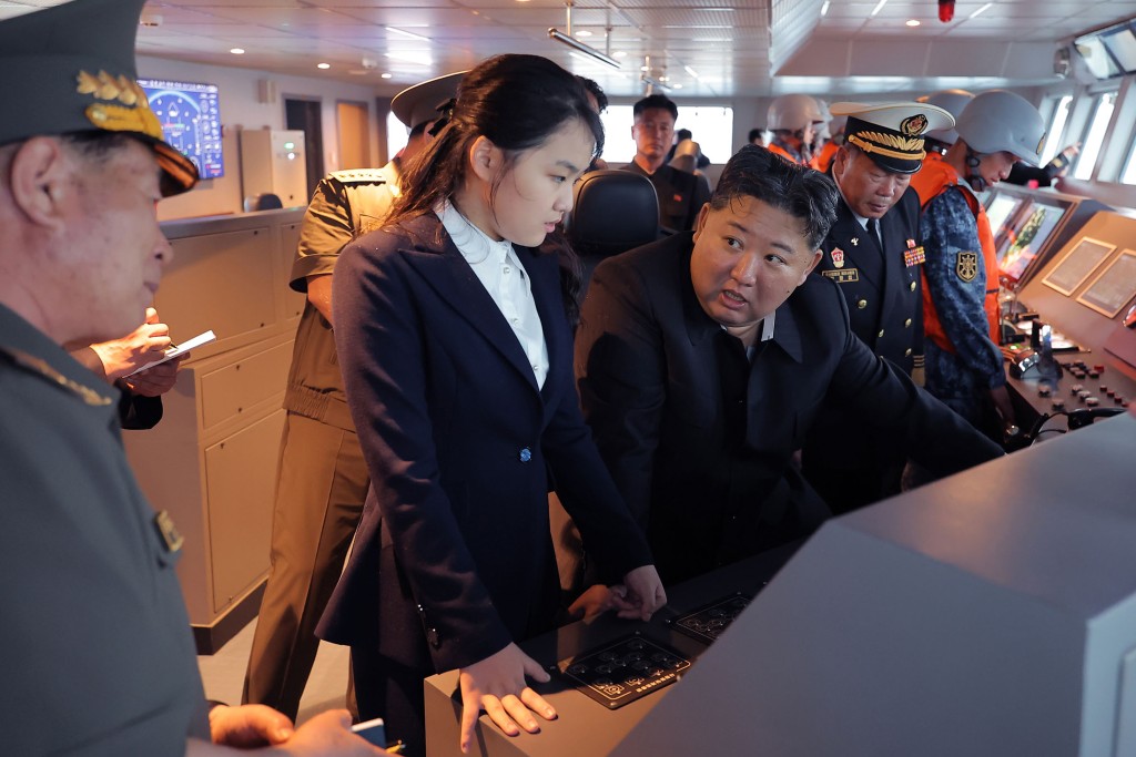 金正恩帶女兒登上驅逐艦視察。美聯社