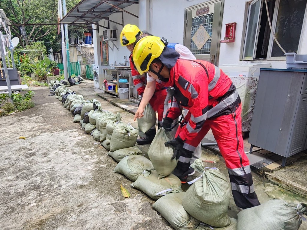 消防處已在水浸黑點展開防災工作,巡查低窪地區、排水系統以及易受水浸影響的公共設施。消防處fb圖片 消防處已在水浸黑點展開防災工作,巡查低窪地區、排水系統以及易受水浸影響的公共設施。消防處fb圖片