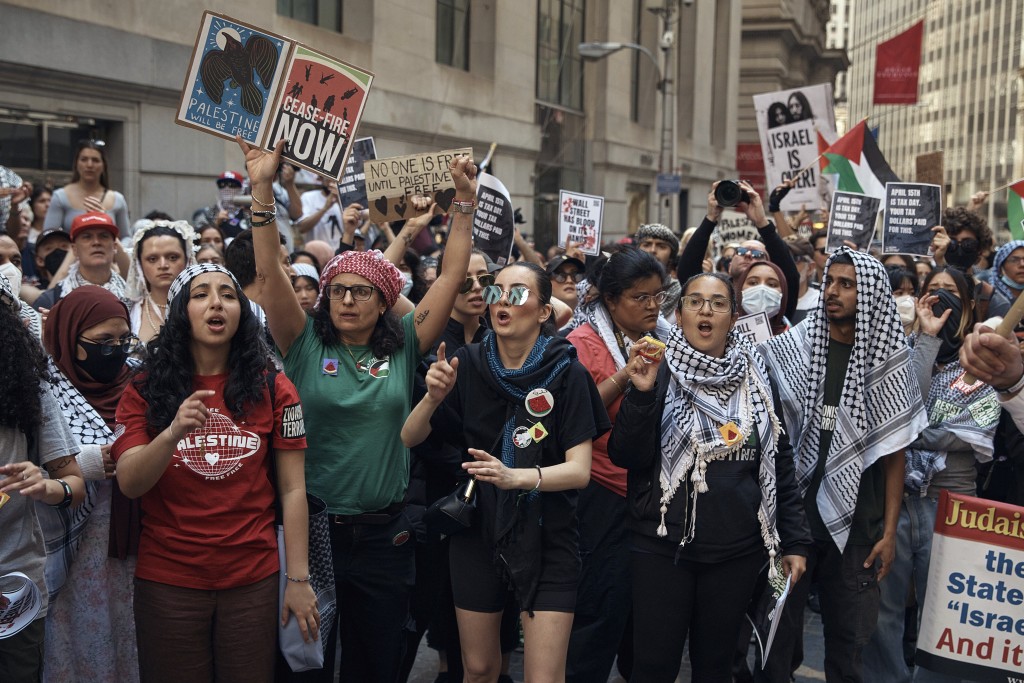 纽约证交所外有大批示威者聚集，声援加沙巴人。美联社