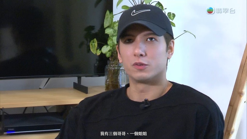 方智弘在訪問中透露,自己的三位哥哥和一位姐姐都是靚仔靚女。 方智弘在訪問中透露,自己的三位哥哥和一位姐姐都是靚仔靚女。