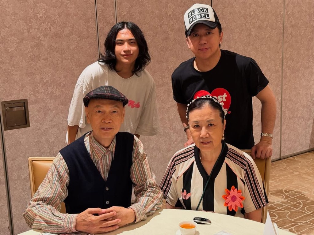 林子博近日帶兒子返港,相約「恩人」汪明荃(Liza)及羅家英見面。 林子博近日帶兒子返港,相約「恩人」汪明荃(Liza)及羅家英見面。
